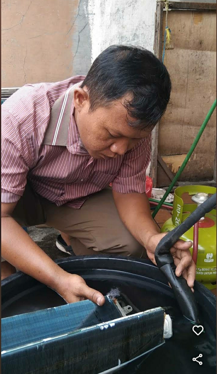 Cek pipa AC bocor